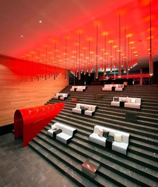 瑞士韦尔比耶W酒店大堂设计