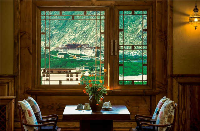 松赞拉萨曲吉林卡窗外的布达拉宫