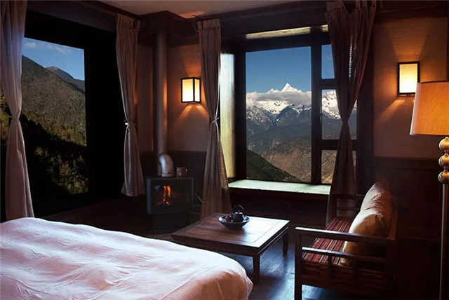 松赞梅里山居房间窗外的雪山